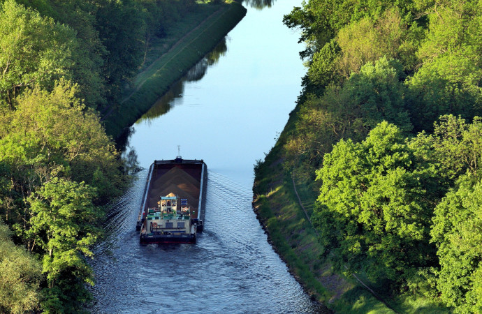 Reducing carbon emissions in the EU by increasing freshwater navigation: what are the consequences for biodiversity?